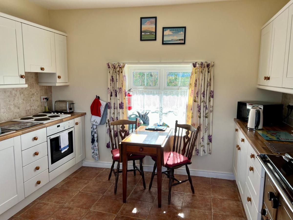 Tornaroan Cottage Ballycastle Bagian luar foto